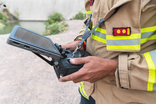 пожарный работает беспилотный летательный аппарат в поисково-спасательных работ. - engine car truck hose стоковые фото и изображения
