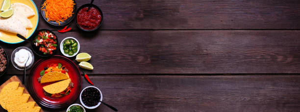 угловая кайма taco bar с ассортиментом ингредиентов на фоне баннера из темного дерева. копирование пространства. - mexican cuisine стоковые фото и изображения
