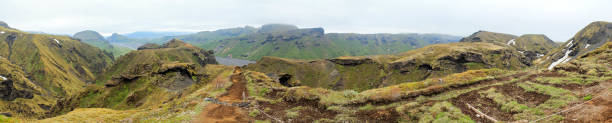 panorama du paysage de montagne au sentier de randonnée de fimmvorduhals, islande - fimmvorduhals photos et images de collection