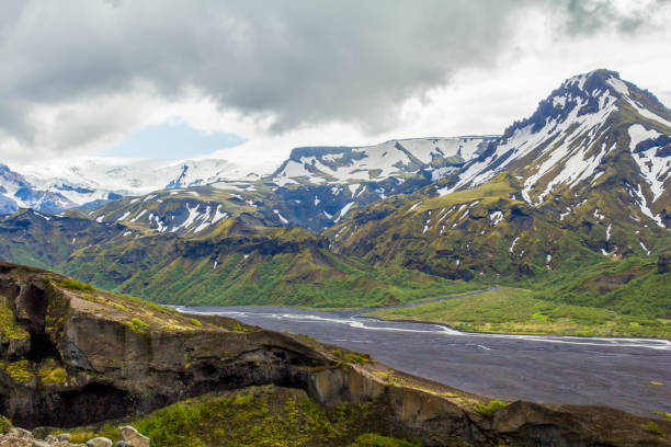 vue sur la vallée de thorsmoerk, sentier de randonnée fimmvorduhals, islande - fimmvorduhals photos et images de collection