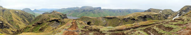 panorama du paysage de montagne au sentier de randonnée de fimmvorduhals, islande - fimmvorduhals photos et images de collection