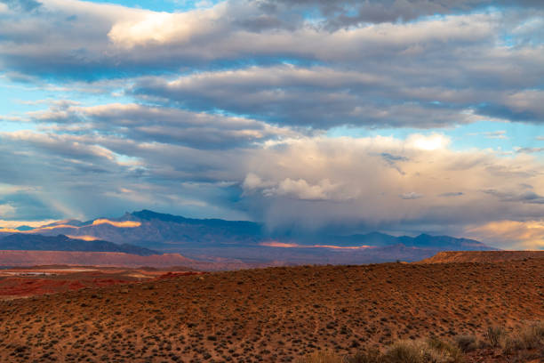 lluvia dramática en la tormenta llana en valley of fire state park landscape views - moapa valley fotografías e imágenes de stock