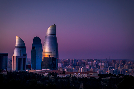 Torres de llamas en Bakú al atardecer. photo