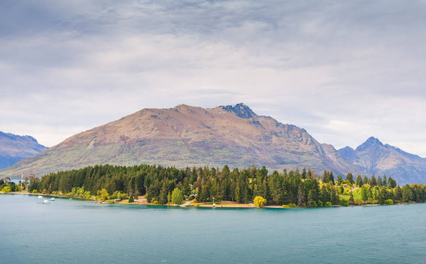 rue de quartier d’affaires dans le centre-ville de queenstown, île du sud de la nouvelle-zélande. l’immobilier, le logement et les affaires de terre avec la belle vue naturelle autour - adventure business horizontal real estate photos et images de collection