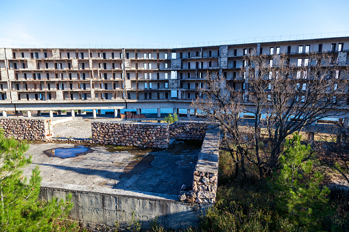 Construction of a building on the seaside, unfinished hotel by the sea, lack of funding.