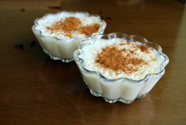 puding con arroz y canela en polvo - rice pudding fotografías e imágenes de stock