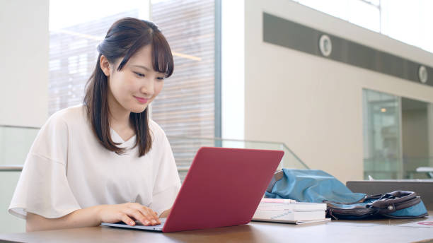 giovane studentessa asiatica che usa un pc portatile. - japanese ethnicity college student student asian ethnicity foto e immagini stock