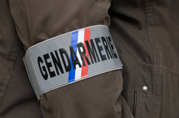 Brazalete de gendarmería usado en una chaqueta - foto de stock