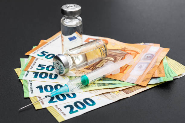 impfstoff-fläschchen mit spritze und euro-scheine. - medical bills stock-fotos und bilder