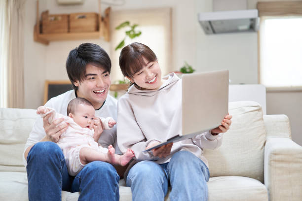 azjatyckie rodziny pokazujące dzieci krewnym online - two parent family asian ethnicity couple computer zdjęcia i obrazy z banku zdjęć