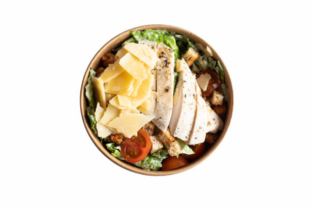 салат цезарь с куриным филе в коробке на выезде, изолированной на белом фоне. - grilled chicken salad salad dressing food стоковые фото и изображения