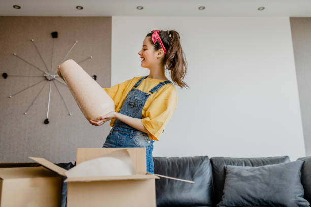 lady shopaholic cliente desempaquetar caja de entrega, sacar jarrón rosa, envío de compras en línea - decoración objeto fabricado fotografías e imágenes de stock