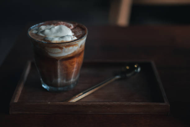café preto em cima com sorvete de baunilha servido em copo de shot na bandeja de madeira - black coffee coffee single object drink - fotografias e filmes do acervo