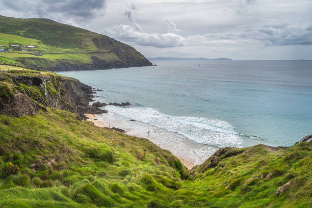 personas nadando en mar de color turquesa entre acantilados en la península de dingle - republic of ireland famous place dingle peninsula slea head fotografías e imágenes de stock