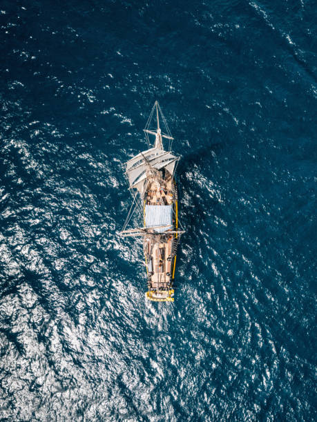 widok z lotu ptaka starożytnego żaglowca nad błękitną wodą - brigantine old sailing ship passenger ship zdjęcia i obrazy z banku zdjęć