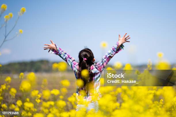 花畑で深呼吸をしている少女