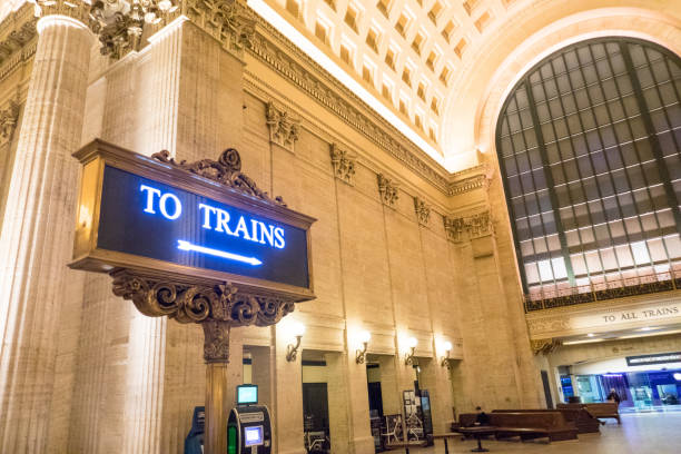 シカゴのユニオン駅の大ホールは、列車に照らされた床の看板を示しています - union station chicago ストックフォトと画像