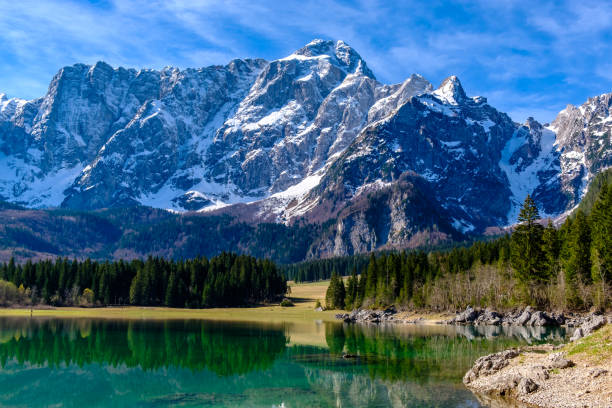 wiosenny poranek nad alpejskim jeziorem - mountain mountain peak snow spring zdjęcia i obrazy z banku zdjęć