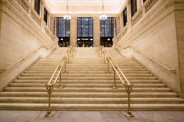 대리석 계단과 황동 난간이 있는 시카고 유니언 스테이션의 조명 계단 - union station chicago 뉴스 사진 이미지