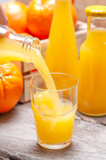 jugo de fruta de naranja recién exprimido en un vaso - fruit winter orange lemon fotografías e imágenes de stock