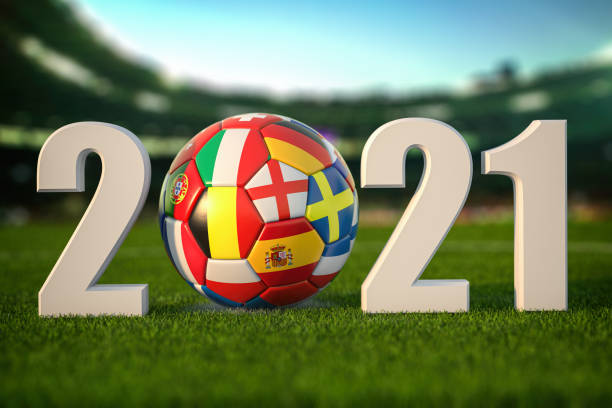eurocopa 2021. balón de fútbol con banderas de países europeos sobre la hierba del estadio de fútbol. - campeonato europeo de fútbol fotografías e imágenes de stock