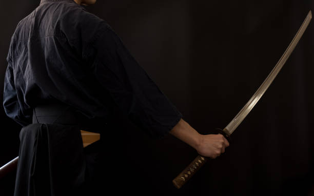 retrato do homem segurando katana - blade war traditional culture japanese culture - fotografias e filmes do acervo