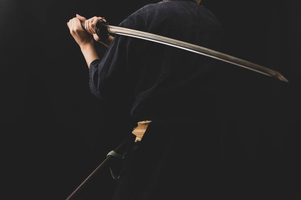 retrato do homem segurando katana - blade war traditional culture japanese culture - fotografias e filmes do acervo