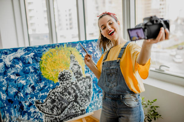 la influencer artista de young woman trabaja en la pintura acrílica abstracta en el estudio de arte - artists canvas yellow white red fotografías e imágenes de stock