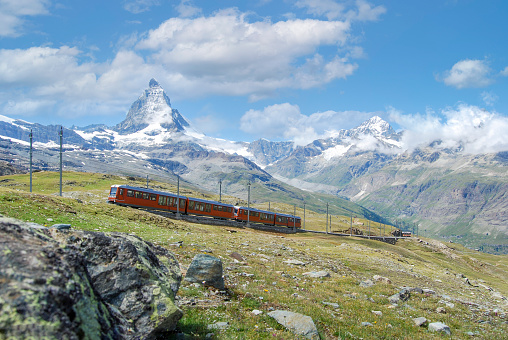 Met zicht op de beroemde Matterhorn is een trein van de Gornergratbahn onderweg van Zermatt naar het station Gornergrat. Van het op 1600 meter hoogte gelegen Zermatt naar station Gornergrat op 3000 meter werd in 1898 een tandradspoorlijn aangelegd.