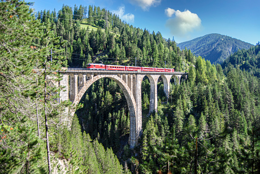 Trein van de Rhätische Bahn rijdt over het beroemde Wiesenerviaduct op weg van Davos naar Filisur