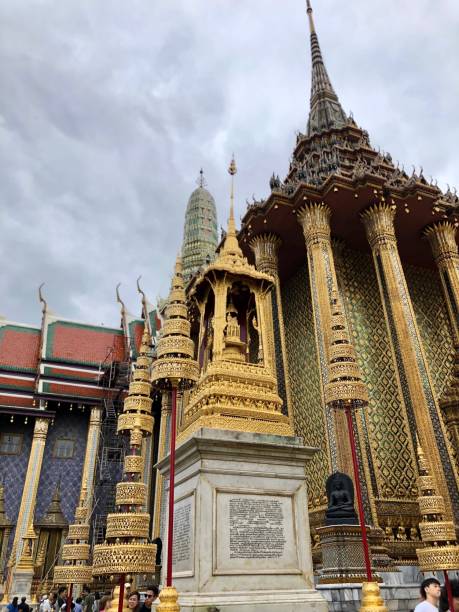 bela arquitetura e detalhes no templo do buda esmeralda no complexo do grande palácio - monastery buddhism wat east - fotografias e filmes do acervo