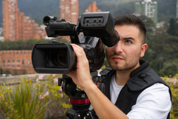 cameraman all'aperto che registra le ultime notizie - videographer foto e immagini stock