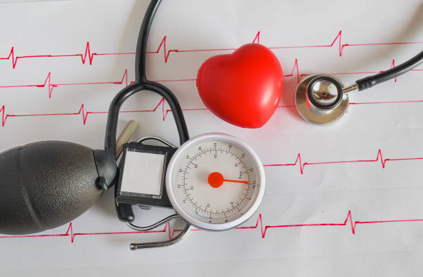 monitor de presión arterial en la impresión del corazón con bola roja del corazón. - blood cardiologist color image nobody fotografías e imágenes de stock