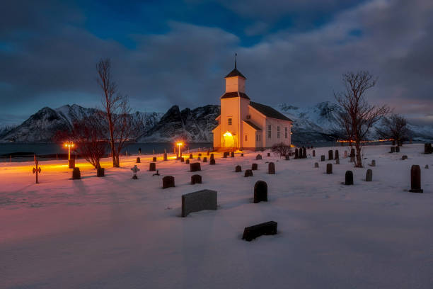 traditionelle dorfkirche mit friedhof, zentralnorwegen, rund um lom - wat blue ancient old stock-fotos und bilder