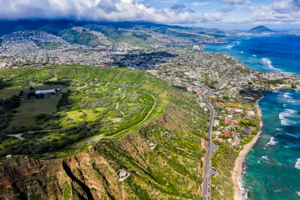 straße durch das diamond head mountain wahrzeichen und honolulu vororte, oahu hawaii - honolulu oahu vacations park stock-fotos und bilder