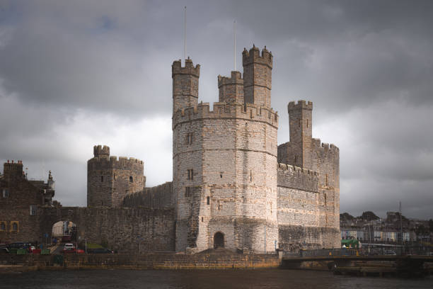 카나번 캐슬, 웨일즈 - caenarvon castle caernarfon castle wales 뉴스 사진 이미지