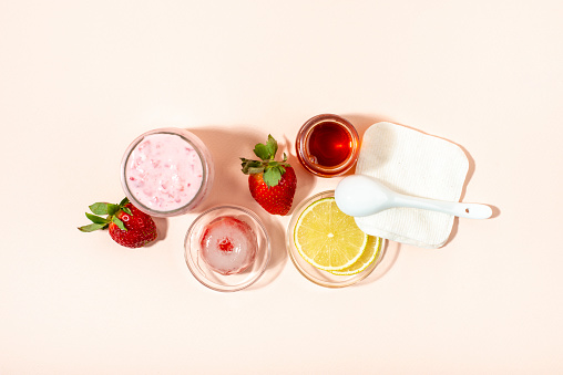 Homemade strawberry face mask ingredients: strawberry, yoghurt, honey, lemon, oatmeal. DIY homemade natural skin care products.