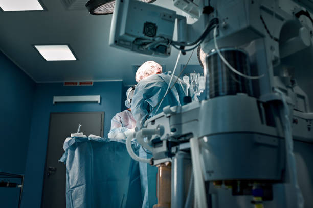 uma equipe de cirurgiões está lutando pela vida, por uma operação real, por emoções reais. a equipe de terapia intensiva está lutando pela vida do paciente. salvando vidas, a luta pela vida - nurse ethnic doctor real people - fotografias e filmes do acervo