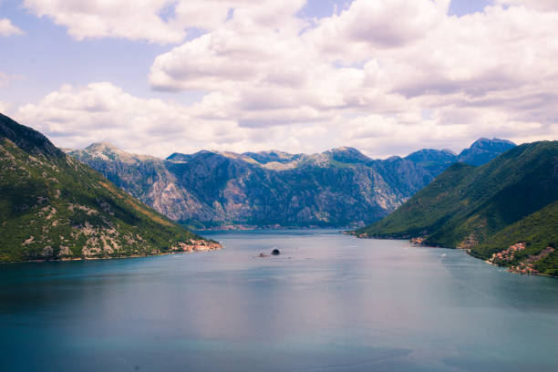 la vista delle montagne della baia di cattaro - montenegro kotor bay fjord town foto e immagini stock