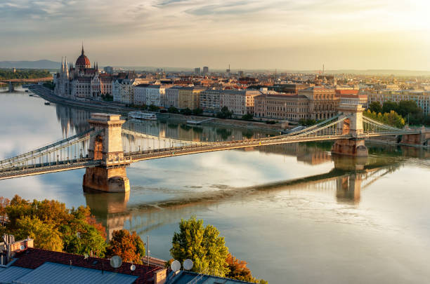 kettenbrücke bei sonnenaufgang, budapest ungarn - budapest stock-fotos und bilder