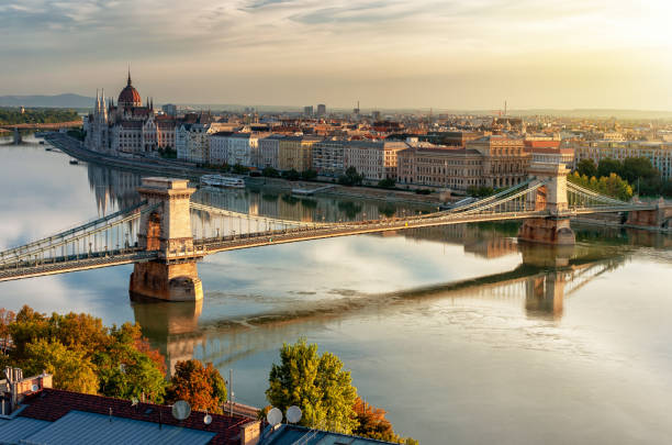 chain bridge at sunrise, budapest hungary - chain bridge bridge budapest cityscape imagens e fotografias de stock