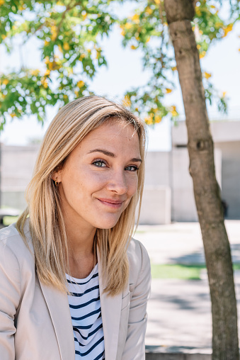 Foto De Jovem Loira Argentina Sorrindo Para A C mera E Mais Fotos De foto-de-jovem-loira-argentina-sorrindo-para-a-c-mera-e-mais-fotos-de