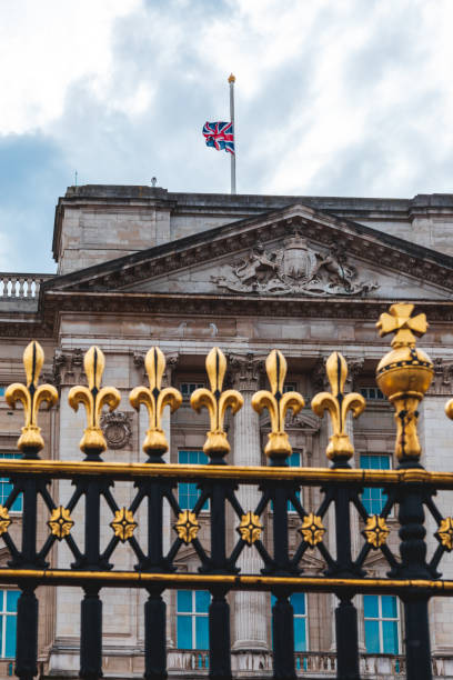 le drapeau de l’union jack à buckingham palace est en berne à londres, royaume-uni - palace buckingham palace london england famous place photos et images de collection