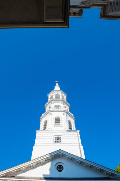 blick nach oben niedrigen winkel blick auf st. michaeles bischofsturm turm kirche in charleston, south carolina in der innenstadt altstadt französisch viertel - christian quarter stock-fotos und bilder