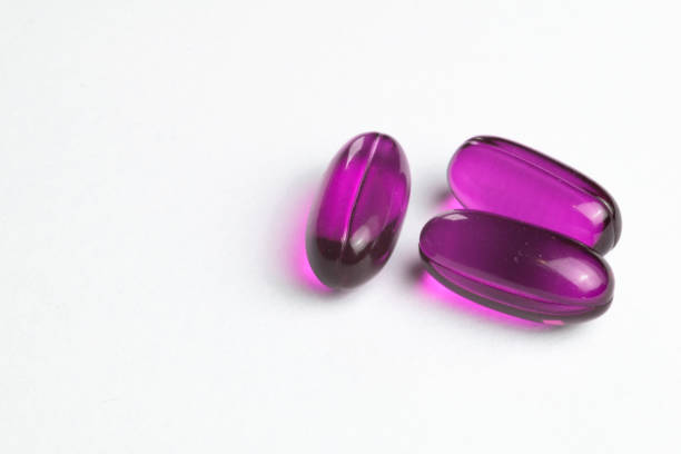 보라색 의학 캡슐 비타민 - pill purple capsule vitamin pill 뉴스 사진 이미지