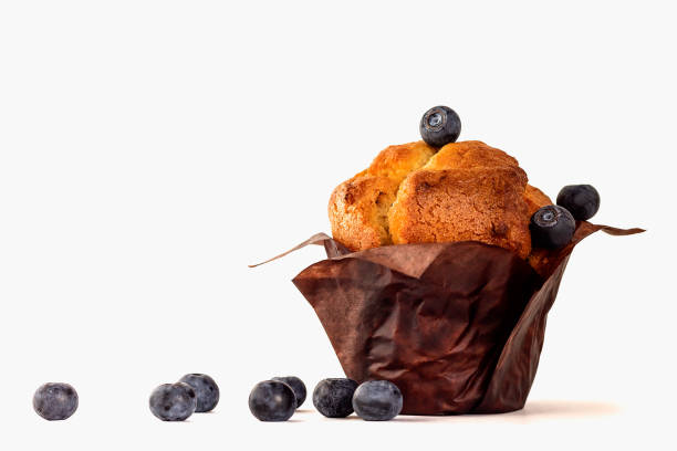 ブルーベリーマフィンマフィン新鮮なベリーと孤立した白い背景。 - muffin blueberry muffin blueberry isolated ストックフォトと画像