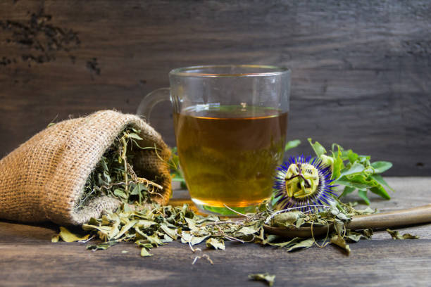 fiori secchi e foglie di passiflora o frutto della passione per bere tè sedativo come medicina alternativa - tè alle erbe foto e immagini stock