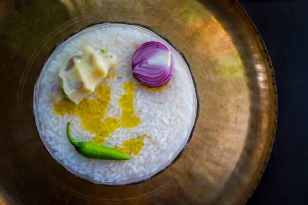 panta bhat ou arroz de imersão é um prato famoso na índia, westbengal e bangladesh na temporada de verão. - clipping path rice white rice basmati rice - fotografias e filmes do acervo