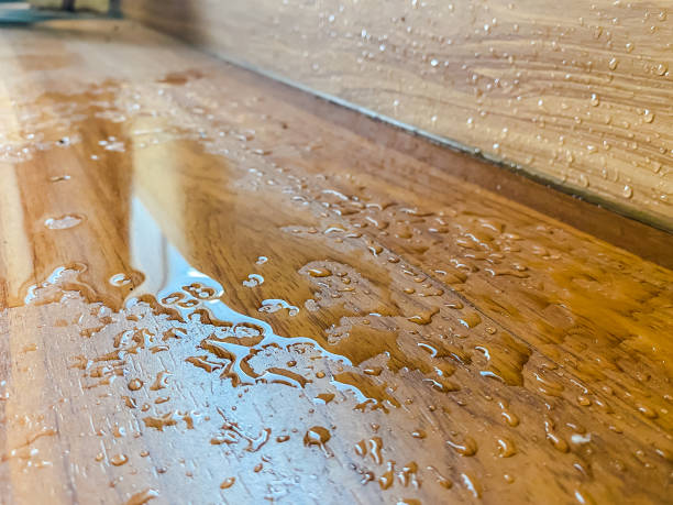 вода разливается на паркет деревянный пол, который протекает из кондиционера в доме. - wood coating floor house стоковые фото и изображения