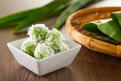 Ondeh ondeh es un aperitivo tradicional malayo hecho de bola de arroz llena de azúcar morena, recubierta de coco rallado. photo